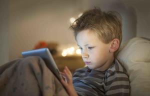 اختلال در رشد کودکان به دنبال حضور بیش از حد در فضای مجازی،نمایشگر جیبی