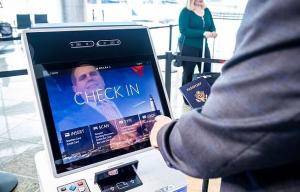 مسافران هواپیما با فناوری شناسایی صورت احراز هویت می شوند،نمایشگر جیبی